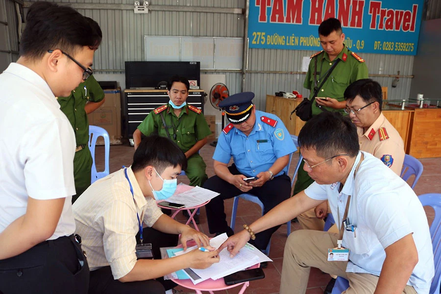 Đoàn kiểm tra liên ngành kiểm tra hoạt động của các nhà xe trên trục đường Liên Phường. Ảnh: NHƯ NGỌC P5_bai-1h-viethoa.jpg