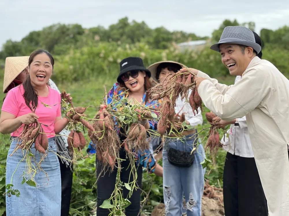 Mô hình du lịch nông nghiệp ấp Cồn Ông (xã Dân Thành, thị xã Duyên Hải, Trà Vinh) khi ra đời đã thu hút rất nhiều du khách tham gia trải nghiệm. Trong ảnh: Khách du lịch tự tay thu hoạch khoai lang tại khu vực ấp Cồn Ông. Ảnh: THU TRINH P3-chinh-pv-bo-truong-le-minh-hoan.jpg