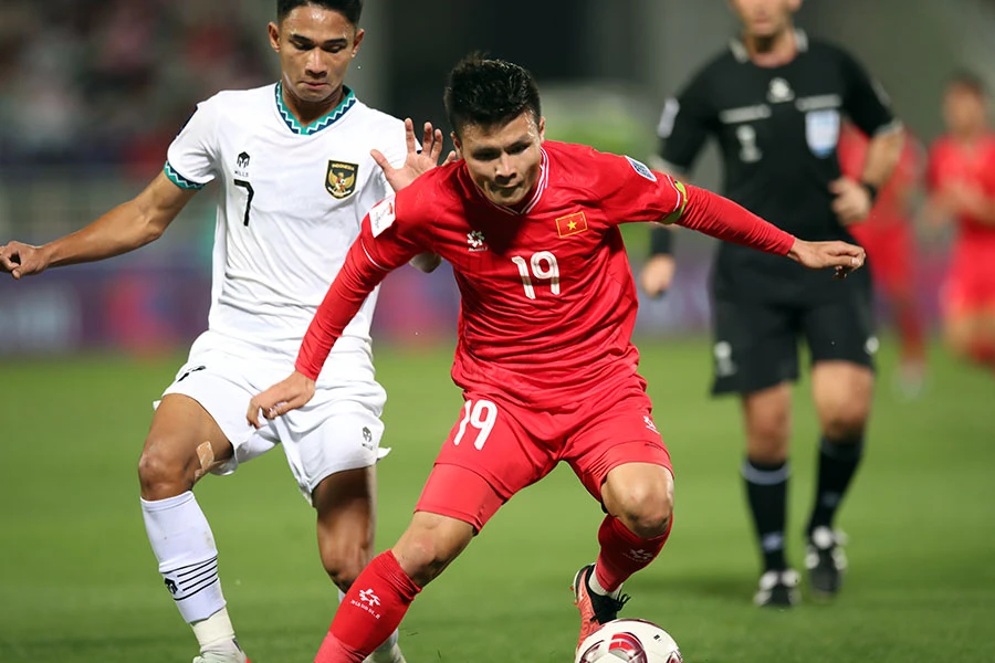 Hai trận Việt Nam - Indonesia vào cuối tháng 3 sẽ quyết định số phận của hai HLV Troussier và Shin Tae-yong. Ảnh: ANH THỎA 15_Canhbac_Troussier_Shin.jpg
