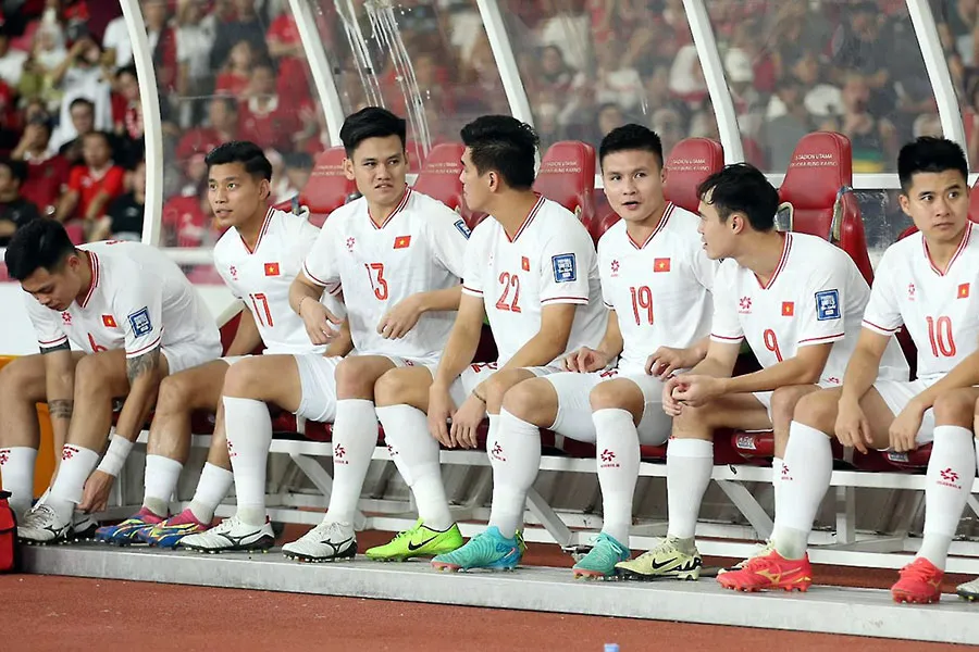 Hàng loạt cựu binh dày dạn kinh nghiệm phải ngồi ngoài nhường sân chơi cho các đàn em. Ảnh: ANH THỎA 15_Troussier_thuyetphuc.jpg