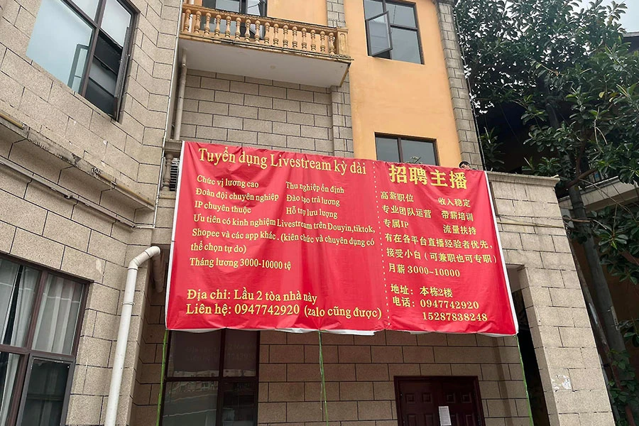 Nhiều công ty Trung Quốc thông báo thuê người Việt livestream bán hàng. Ảnh: SƠN TÂM P11_tuyen-dung-livestream.jpg