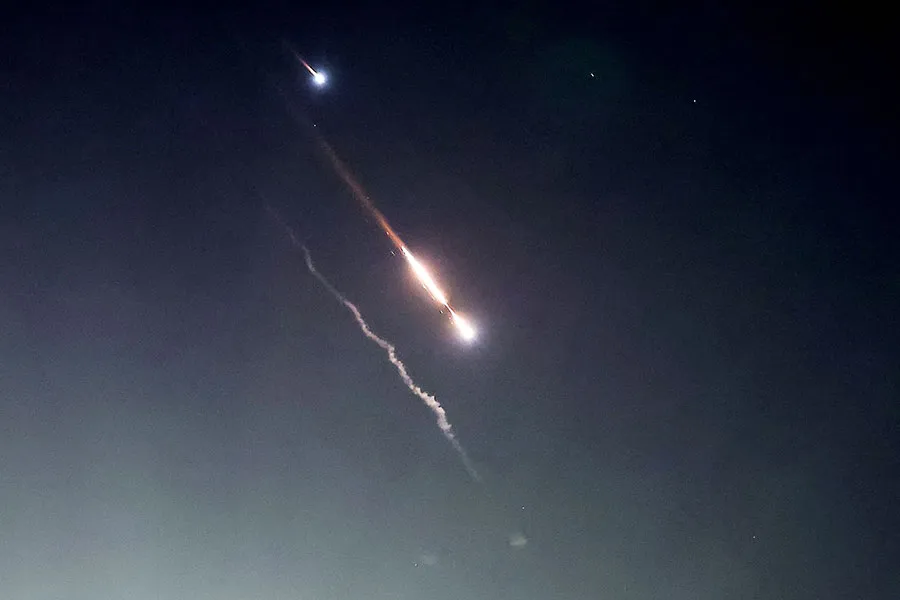 Hệ thống phòng không Israel đánh chặn tên lửa phóng từ Iran ngày 14-4. Ảnh: REUTERS P2,3_Hìnhphụ.jpg