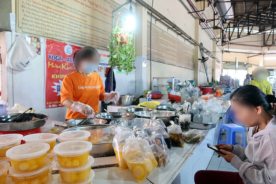 Tiểu thương chợ An Sương, quận 12 luôn đeo găng tay, khẩu trang tuân thủ vệ sinh ATTP. Ảnh: TRẦN MINH 14.jpg