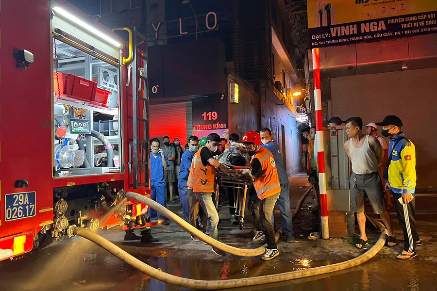 Lực lượng chức năng giải cứu nạn nhân ra khỏi hiện trường. Ảnh: PHI HÙNG P23-chuyende-anhchinh-viethoa.jpg