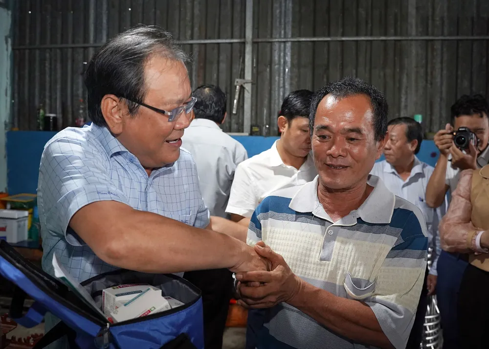 Ông Mai Ngọc Phước, Tổng Biên tập báo Pháp Luật TP.HCM, Trưởng ban Chỉ đạo Chương trình, đến nhà thăm hỏi, tặng quà động viên ngư dân Nguyễn Hoàng Tâm. P23_hinh-4.jpg