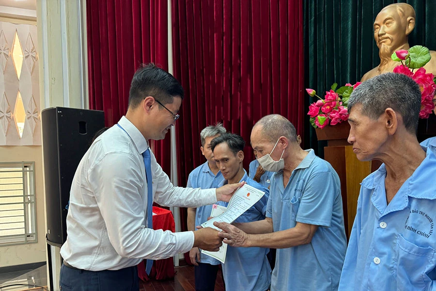 Người có hoàn cảnh đặc biệt tại Trung tâm Bảo trợ người tàn tật Hiệp Bình Chánh (TP Thủ Đức, TP.HCM) được cấp giấy khai sinh. Ảnh: HUỲNH THƠ P3_Hinh-bai-cot-phai_8-6.jpg