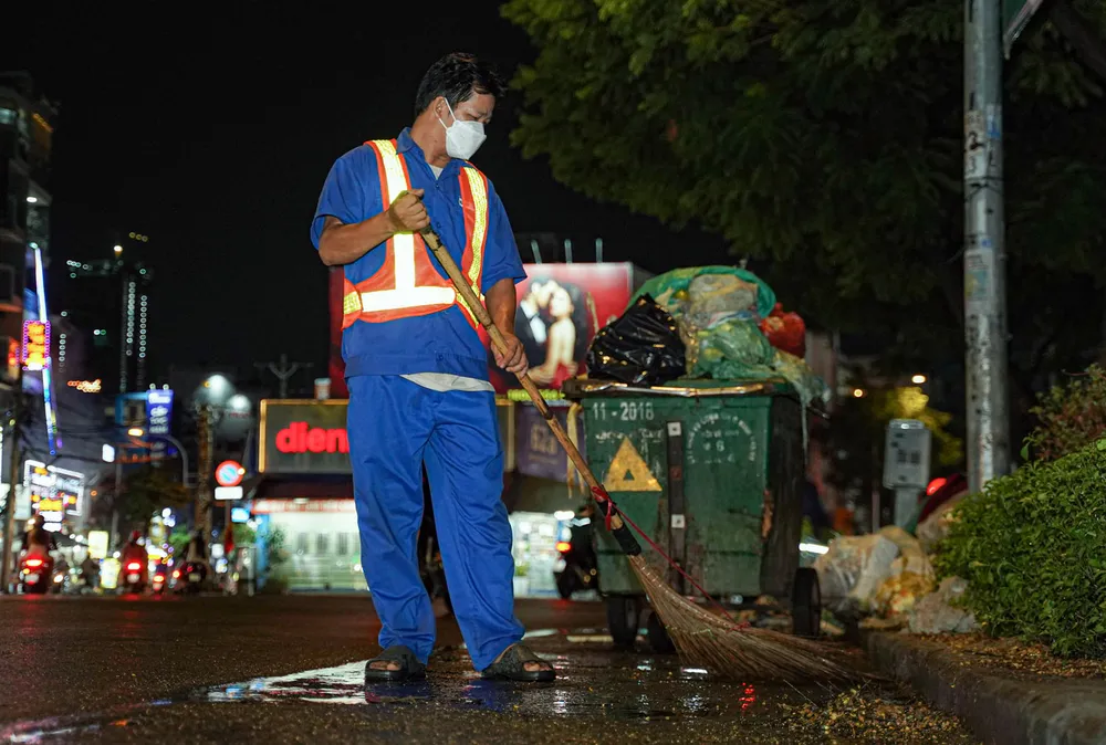 Anh công nhân vệ sinh môi trường Nguyễn Hữu Khương đã có 17 năm công tác tại Công ty Dịch vụ công ích quận Bình Thạnh. Ảnh: THUẬN VĂN Vì một TP.HCM an toàn, bình yên - Bài 2: Chuyện công nhân vệ sinh môi trường làm việc trượng nghĩa