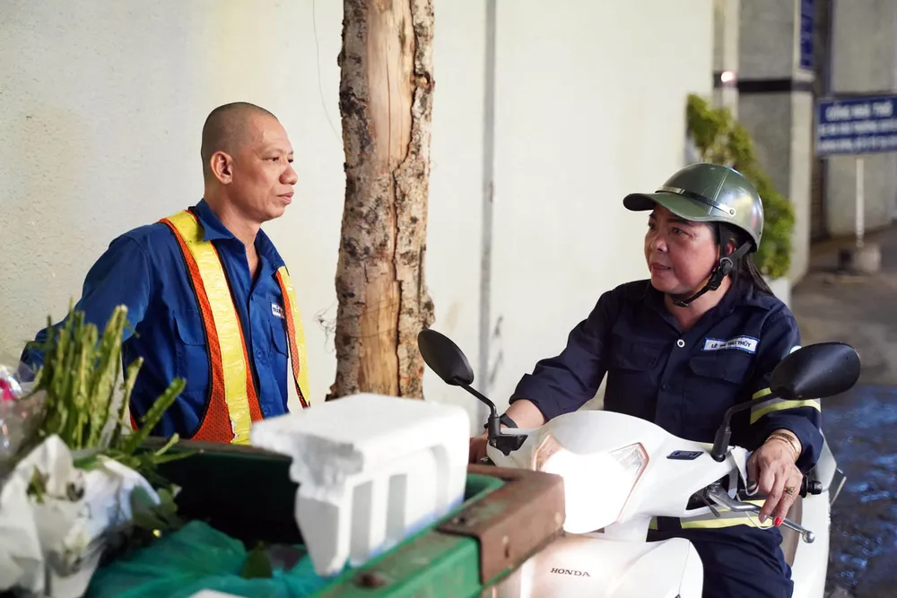 Tổ công nhân vệ sinh môi trường của bà Lê Thị Thu Thủy có khoảng 40 thành viên và đều là những người thích làm việc nghĩa. Ảnh: THUẬN VĂN Hinh_phu-P5.jpg