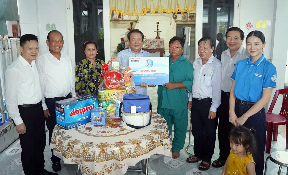 Nguyên Phó Thủ tướng thường trực Trương Hòa Bình, Tổng Biên tập báo Pháp Luật TP.HCM Mai Ngọc Phước thăm hỏi, trao những phần quà thiết thực đến gia đình ngư dân Tiền Giang. Ảnh: TV P5_Dau-trang.jpg