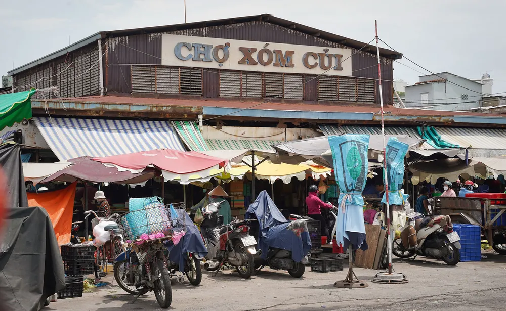 Xóm Củi là cái tên được bắt nguồn từ một xóm nhỏ chuyên bán củi để đốt lò, nấu bếp cho người dân quanh vùng Chợ Lớn. Trong ảnh: Chợ Xóm Củi ngày nay. Ảnh: THUẬN VĂN p3-bai-phu-xom-cui.jpg