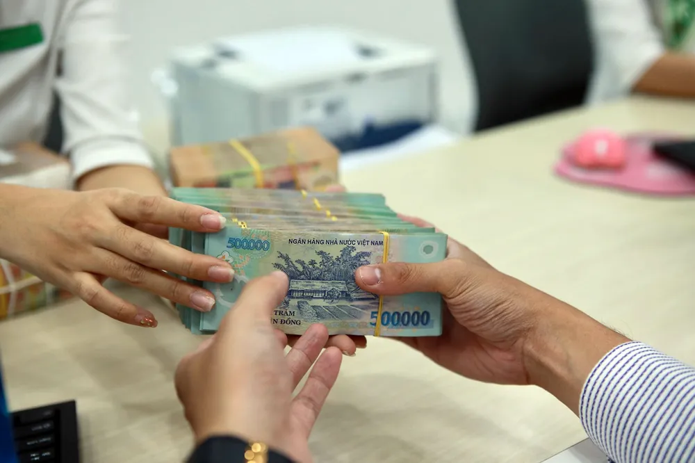 Điều 10 Luật Các tổ chức tín dụng 2010 quy định ngân hàng phải tạo thuận lợi cho khách hàng gửi và rút tiền, đảm bảo thanh toán đủ, đúng hạn gốc và lãi của các khoản tiền gửi. Ảnh: NGUYỆT NHI Khi tiền gửi 'bốc hơi': Vì sao ngân hàng không muốn làm nạn nhân?
