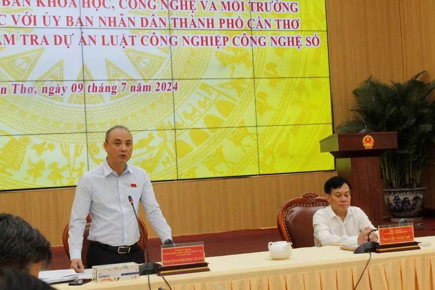 Ông Nguyễn Phương Tuấn, Phó Chủ nhiệm Ủy ban Khoa học, công nghệ và môi trường của Quốc hội, phát biểu tại buổi khảo sát phục vụ việc thẩm tra dự án. Ảnh: NHẪN NAM Thẩm tra dự án