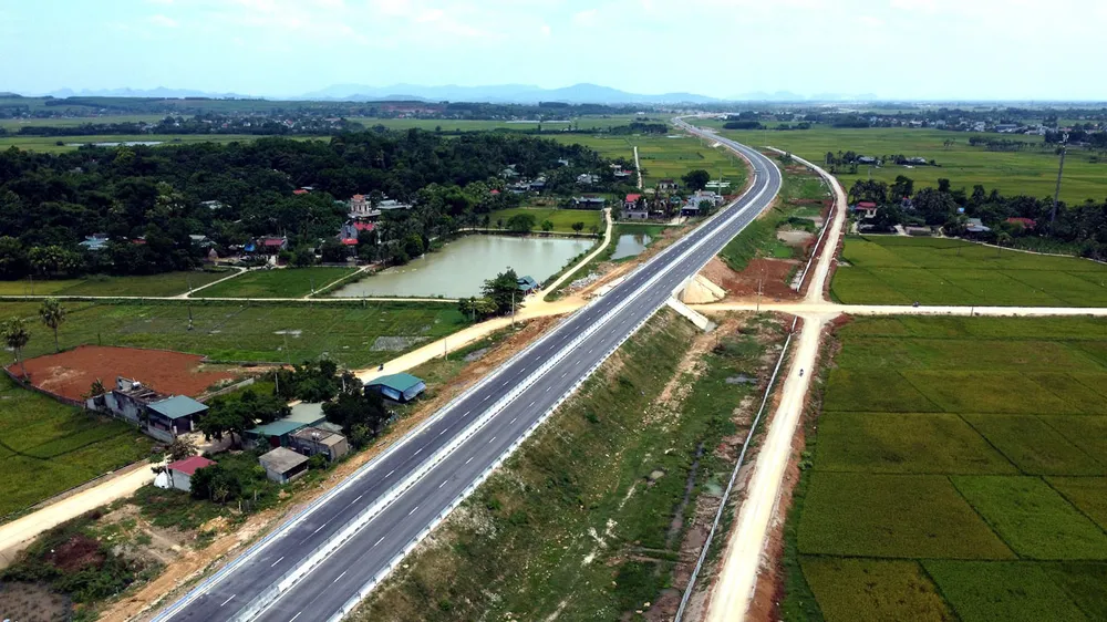 Theo Cục Đường bộ, số lượng dự án cao tốc sẽ tăng gấp đôi vào cuối năm 2025. Trong ảnh: Cao tốc Nghi Sơn - Quốc lộ 45. Ảnh: ĐẶNG TRUNG p23-chuyende-viethoa-H1.jpg