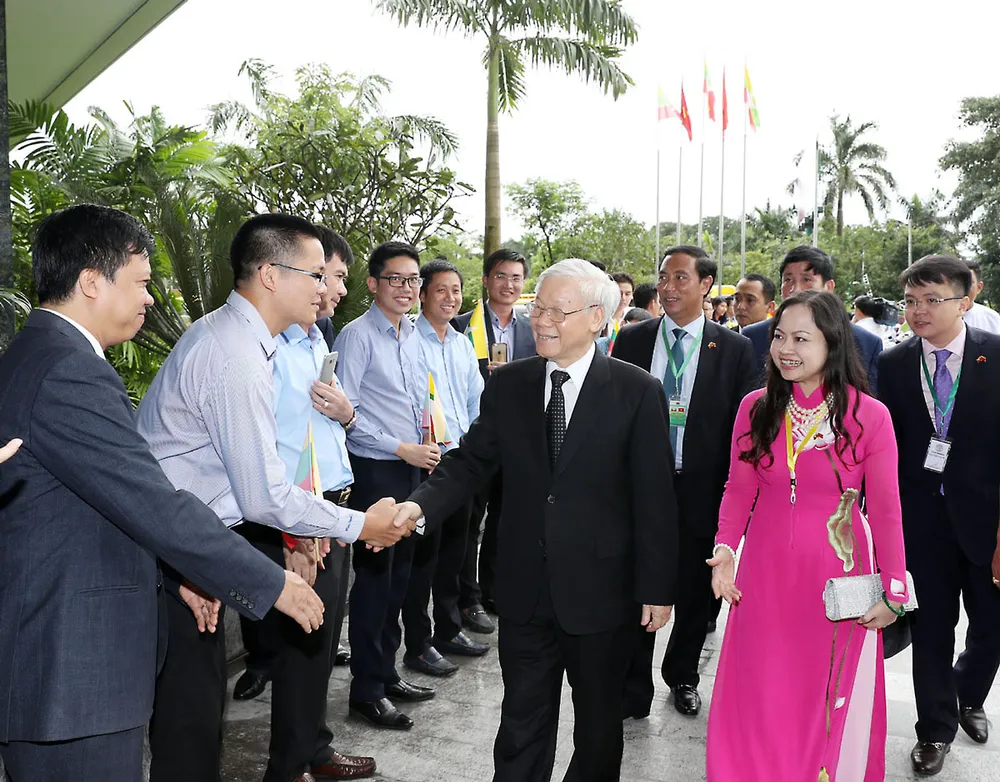 Tổng Bí thư Nguyễn Phú Trọng gặp gỡ kiều bào và các doanh nghiệp Việt Nam tại Myanmar vào tháng 8-2017 (Đại sứ Luận Thùy Dương - bìa phải). Ảnh: TTXVN p23--thay-anh.jpg