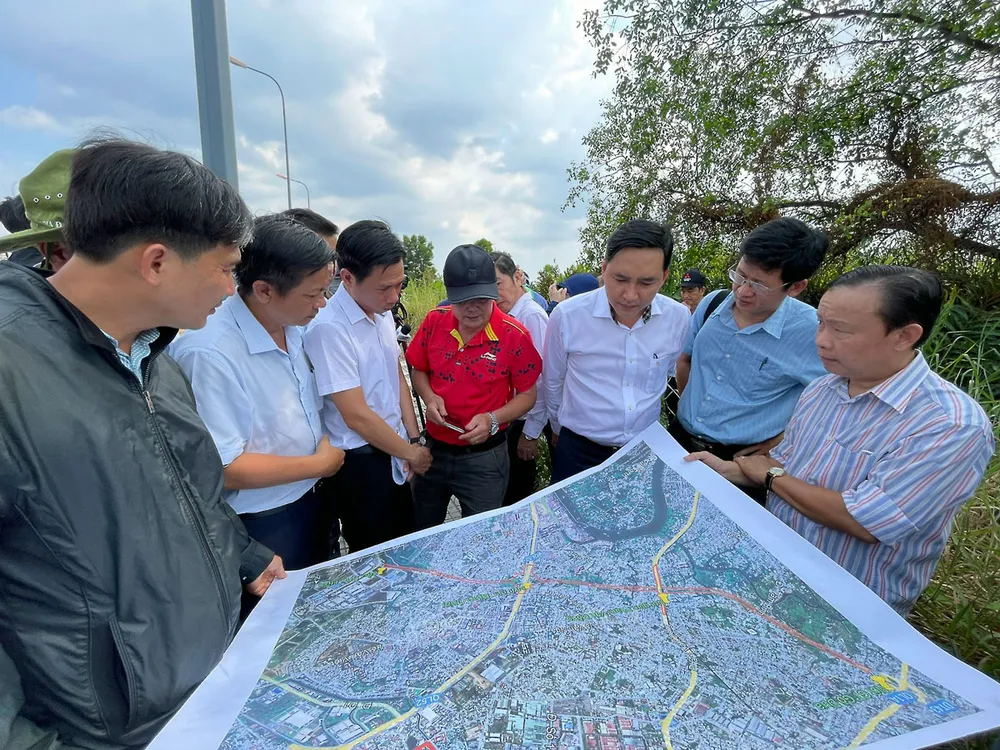 Ông Mai Hữu Quyết, Phó Chủ tịch UBND TP Thủ Đức (thứ ba từ phải sang), đi kiểm tra ranh mốc dự án hồi đầu năm 2024. Ảnh: ĐÀO TRANG TP.HCM ráo riết chuẩn bị khép kín đường vành đai 2