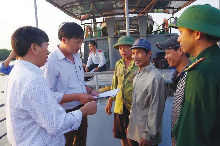 Chi cục Thủy sản tỉnh Thái Bình thường xuyên kiểm tra, phổ biến các nội dung phòng, chống khai thác IUU. Ảnh: NS P23_ASD_Chinh_h1.jpg