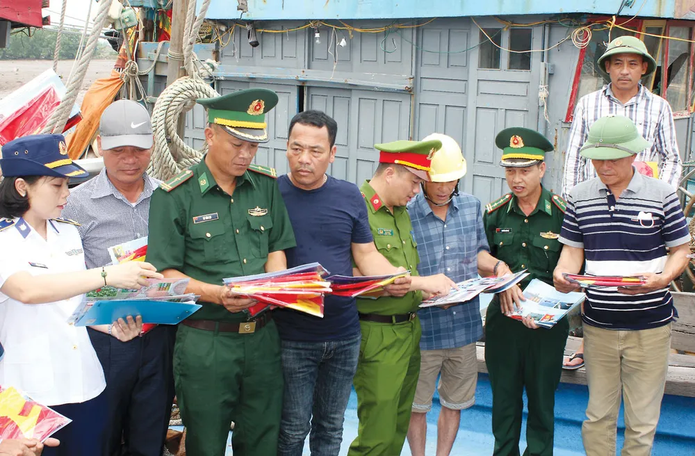 Các lực lượng chức năng tuyên truyền cho ngư dân về chống khai thác IUU. P23_Cot-phai_h1.jpg