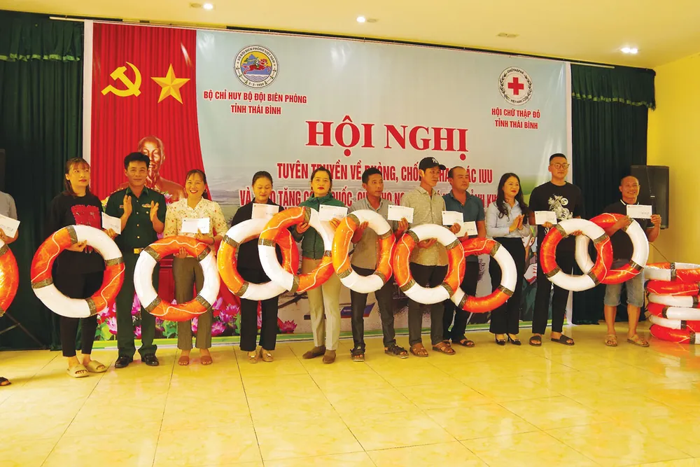 Bộ đội biên phòng tỉnh Thái Bình thường xuyên phối hợp tuyên truyền phòng, chống khai thác IUU cho ngư dân; tặng những món quà ý nghĩa để ngư dân yên tâm bám biển. P23_Cot-phai_h2.jpg