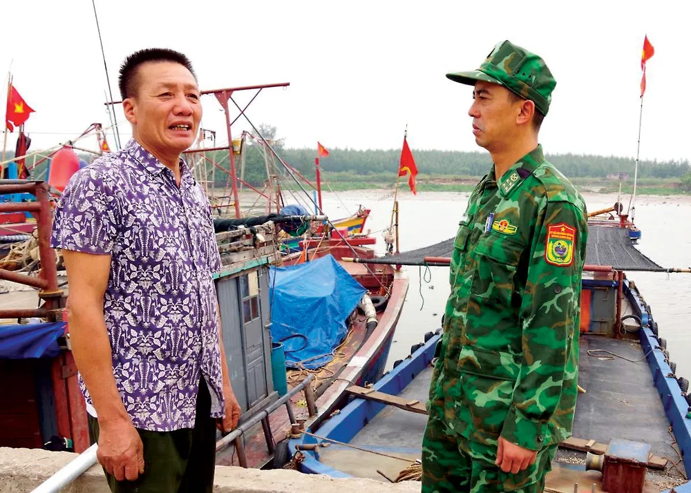 Lực lượng biên phòng thăm hỏi kết hợp với tuyên truyền phòng, chống IUU cho ngư dân. P23_Cot-phai_h3.jpg