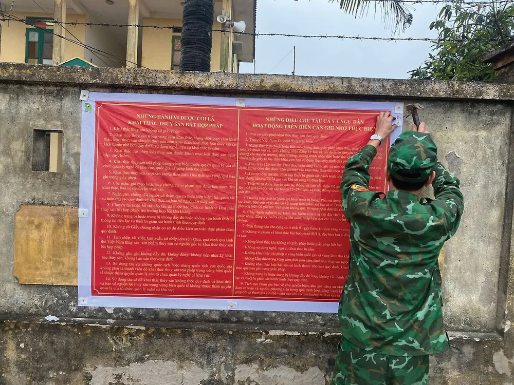 Lực lượng biên phòng treo các nội dung về những điều chủ tàu cá cần ghi nhớ thực hiện tại các cảng cá để ngư dân thường xuyên đọc. P23_Cot-phai_h4.jpg
