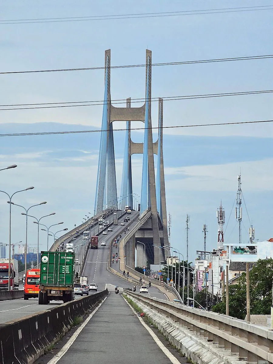 Cầu Phú Mỹ có độ dốc lớn. Ảnh: ĐT 9-p3-hinh-viethoa.jpg