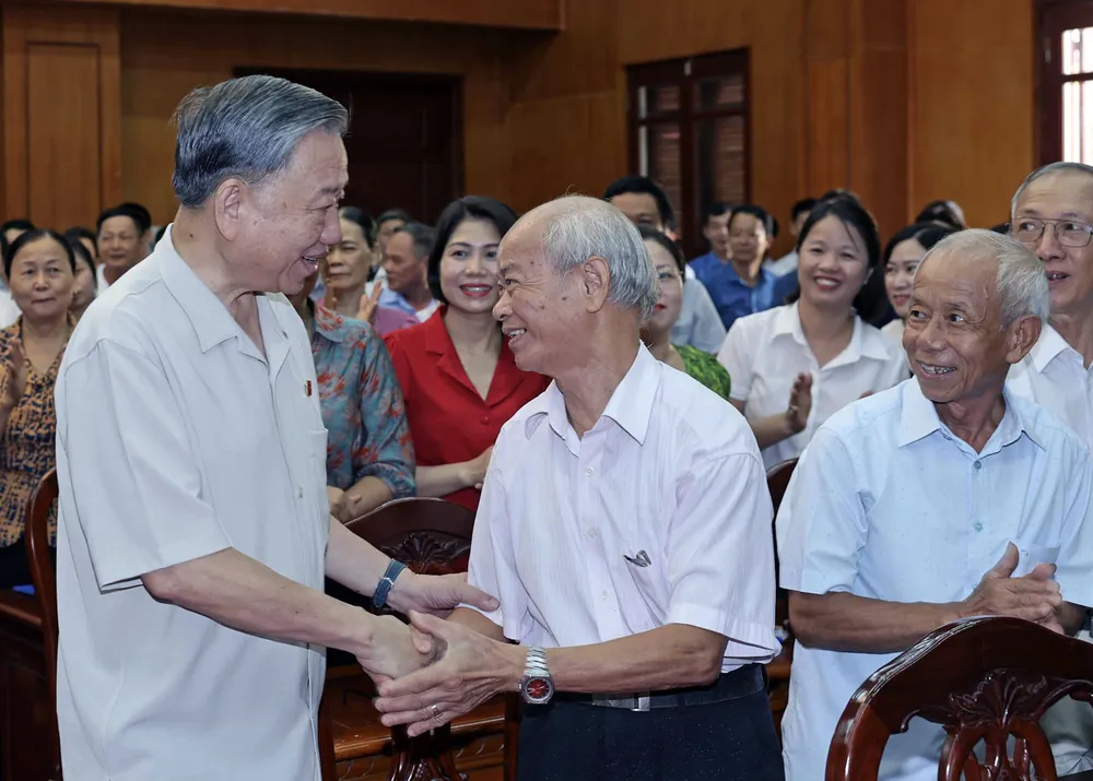 Tổng Bí thư, Chủ tịch nước Tô Lâm với các cử tri tỉnh Hưng Yên. Ảnh: TTXVN p1-chot.jpg
