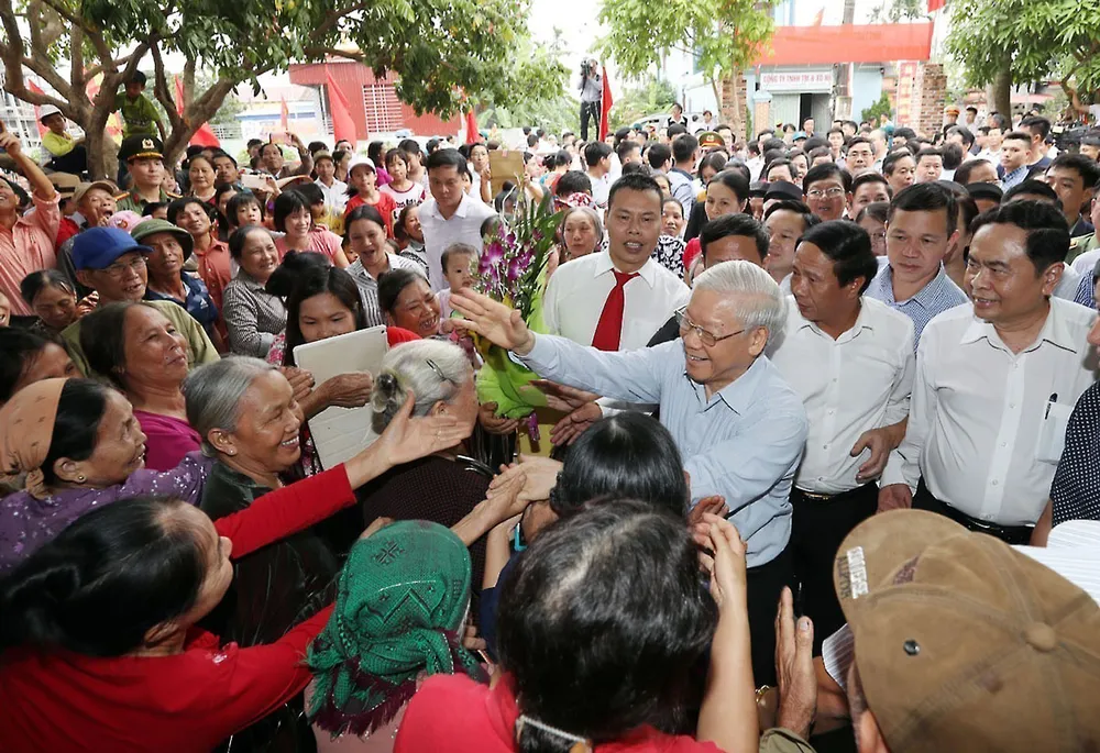 Cố Tổng Bí thư Nguyễn Phú Trọng với nhân dân thôn Thượng Điện, xã Vinh Quang, huyện Vĩnh Bảo trong Ngày hội đại đoàn kết toàn dân tộc TP Hải Phòng (15-11-2017). Ảnh: TTXVN P23_cmt81945.jpg