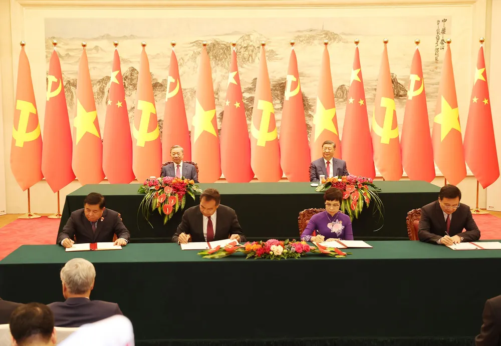 Tổng Bí thư, Chủ tịch nước Tô Lâm và Tổng Bí thư, Chủ tịch nước Trung Quốc Tập Cận Bình chứng kiến Lễ ký các văn kiện hợp tác giữa hai nước trưa ngày 19-8. Ảnh: TTXVN quan-he-viet-nam-trung-quoc-tong-bi-thu-to-lam