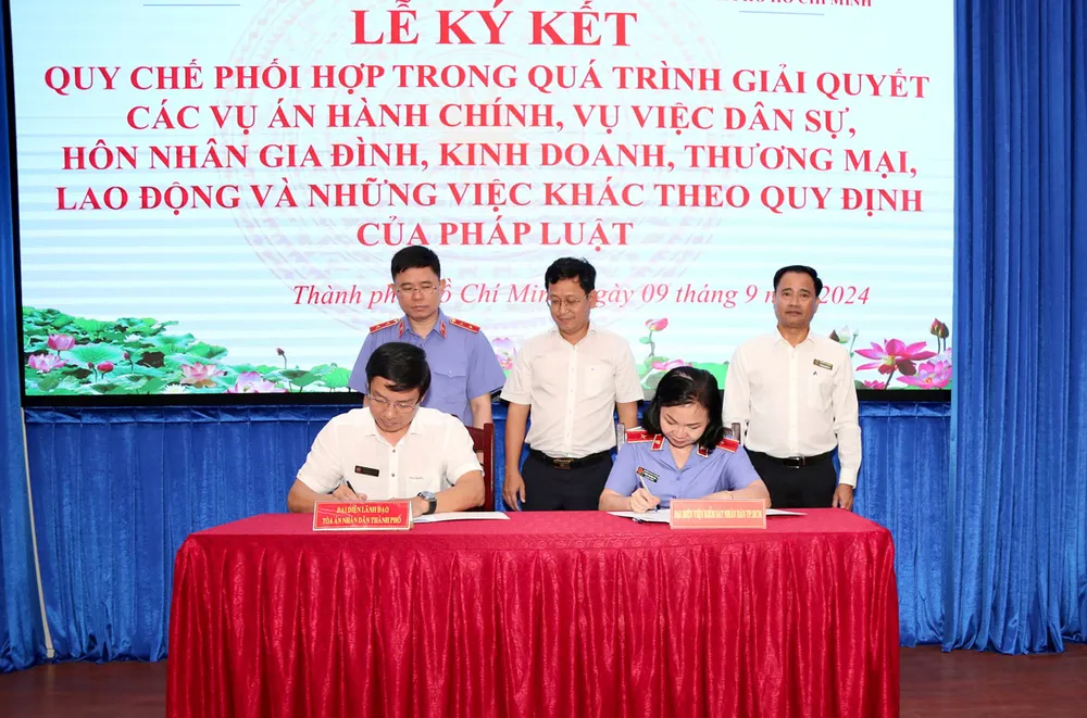 TAND TP.HCM ký kết quy chế phối hợp với VKSND TP trong giải quyết các vụ án hành chính, dân sự. Ảnh: HOÀNG GIANG p8-anh.jpg
