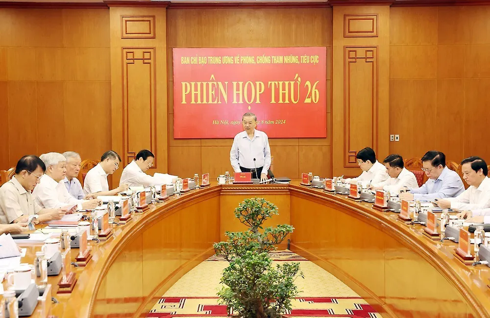 Tổng Bí thư, Chủ tịch nước Tô Lâm tại phiên họp thứ 26 của Ban Chỉ đạo Trung ương về phòng, chống tham nhũng, tiêu cực đã chỉ đạo: “... khởi tố mới, mở rộng điều tra làm rõ bản chất tham nhũng, chiếm đoạt câu kết, lợi ích nhóm, kiên quyết xử lý sai phạm, những vụ việc tồn đọng kéo dài, vụ việc mới phát sinh liên quan đến nhiều ngành, địa phương”. Ảnh: TTXVN Xóa nạn 'thân hữu' giữa quan chức và doanh nghiệp - Bài 4: Giám sát chặt, xử lý nghiêm