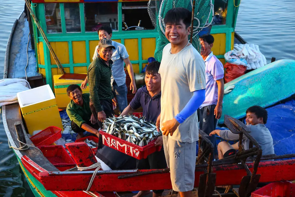 Ngư dân Hà Tĩnh vui mừng sau chuyến đi biển bội thu mùa cá Nam. Ảnh: ĐẮC LAM Hà Tĩnh có bờ biển dài 137 km, ba cảng biển, nguồn lợi thủy sản dồi dào và ngư trường rộng lớn để hướng đến phát triển kinh tế biển xanh.