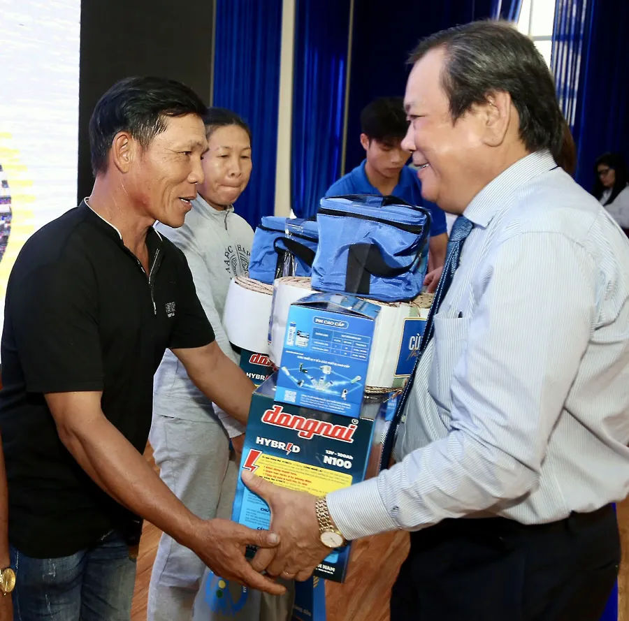 Ông Mai Ngọc Phước, Tổng Biên tập báo Pháp Luật TP.HCM, Trưởng Ban chỉ đạo Chương trình “Cùng ngư dân thắp sáng đèn trên biển” (phải) trao quà cho bà con ngư dân tại Khánh Hòa vào ngày 20-9 vừa qua. Ảnh: TRƯỜNG GIANG P45_mau-dau-trang.jpg