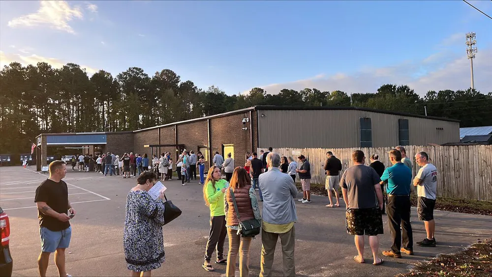 Cử tri xếp hàng đi bầu tại một điểm bỏ phiếu ở TP Wilmington, bang North Carolina (Mỹ) vào ngày 5-11. Ảnh: CNN Chuyên-đề-Bầu-cử-Mỹ-P4-5_6.jpg