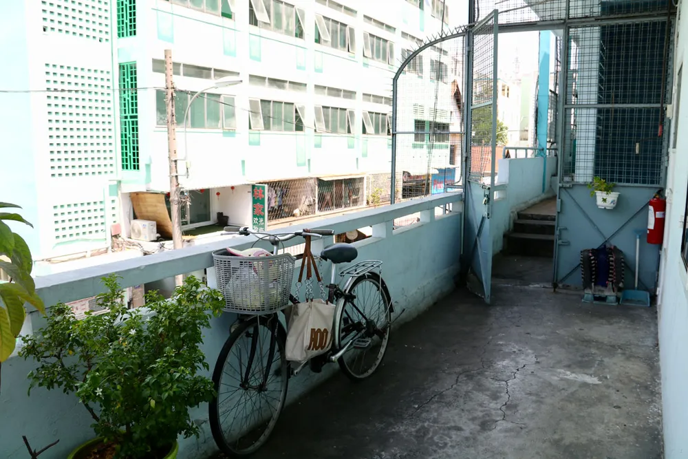 Không gian sống tại chung cư 38 Học Lạc, quận 5 đã được nâng cấp, những dãy hành lang sạch đẹp, xanh tươi. Ảnh: NHƯ NGỌC p89-Loat-bai-nha-o-50-nam-bai-1--hinhphu-3.jpg