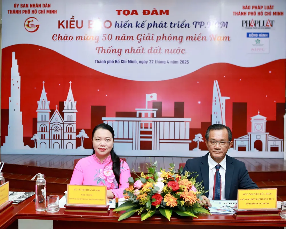 Bà Vũ Thị Huỳnh Mai và ông Nguyễn Đức Hiển chủ trì buổi tọa đàm. Ảnh: NGUYỆT NHI p45-anh2-.jpg
