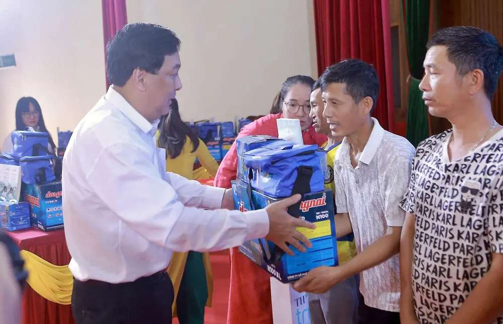 Ông Nguyễn Thái Bình, Phó Tổng Biên tập báo Pháp Luật TP.HCM trao quà cho ngư dân tỉnh Nghệ An. Ảnh: VPHN P6_anh-4.jpg