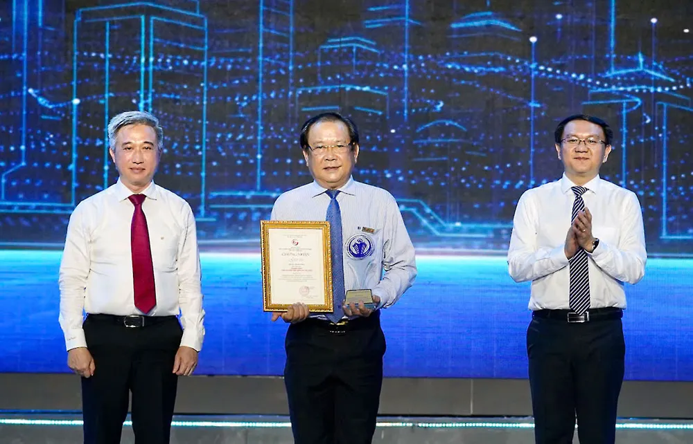 Chương trình “Cùng ngư dân thắp sáng đèn trên biển” đạt giải Ba ở lĩnh vực truyền thông của Giải thưởng sáng tạo TP.HCM lần 4 - năm 2025. Ảnh: THUẬN VĂN p6_anh-chinh.jpg