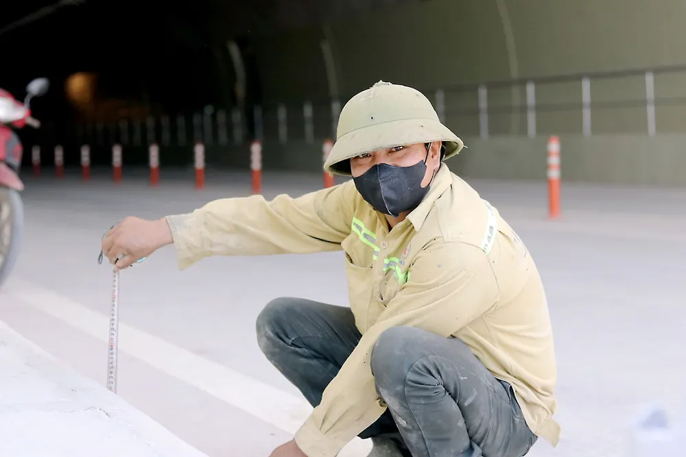 Công nhân Hoàng Xuân Thi đang thi công những hạng mục cuối cùng trên tuyến cao tốc Vũng Áng - Bùng. Ảnh: ĐẮC LAM