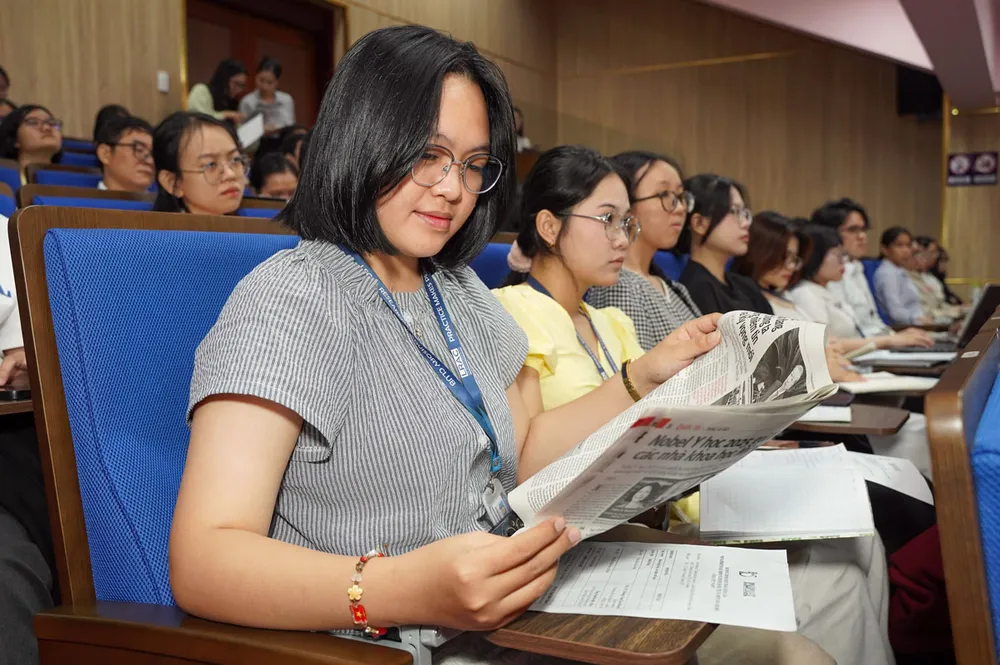 Đông đảo sinh viên Trường ĐH Kinh tế - Luật tham dự hội thảo. Ảnh: THUẬN VĂN