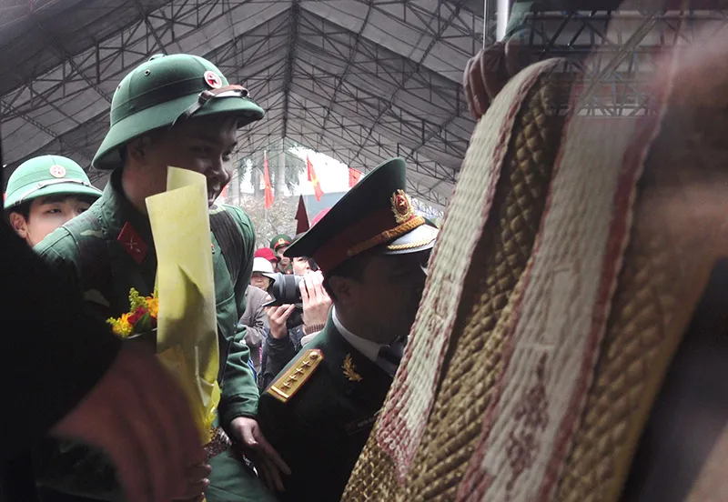 Hà Nội: Hàng chục công chức, viên chức xin nhập ngũ ảnh 3