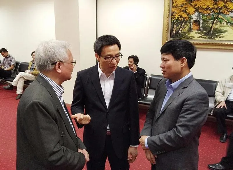 Phó thủ tướng Vũ Đức Đam trao đổi với các đại biểu bên lề hội nghị 