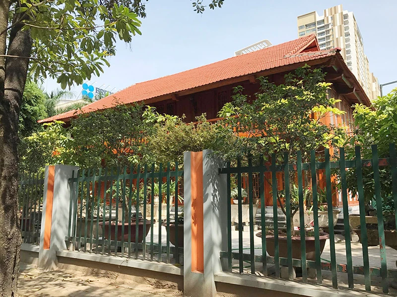 Nhà sàn bề thế cùng sân tennis 'mọc' trong trường học ảnh 2