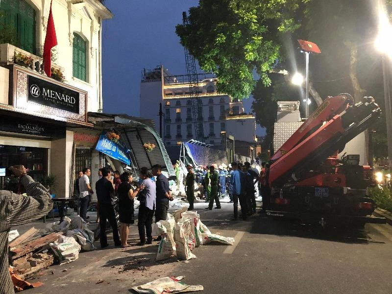 sập nhà cổ ở Hà Nội