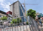 HĐND Ba Đình họp đột xuất, chi 38 tỷ dỡ tầng 18 nhà 8B Lê Trực ảnh 2 Bắt đầu phá dỡ tầng 18 nhà 8B Lê Trực