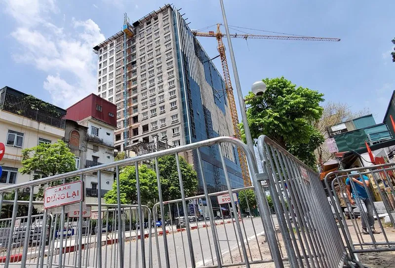 Hà Nội lập tổ công tác xử lý sai phạm tại dự án nhà 8B Lê Trực ảnh 1