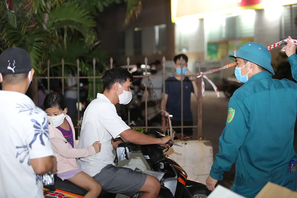 Hà Nội phong tỏa trong đêm chung cư có người mắc COVID-19 ảnh 2