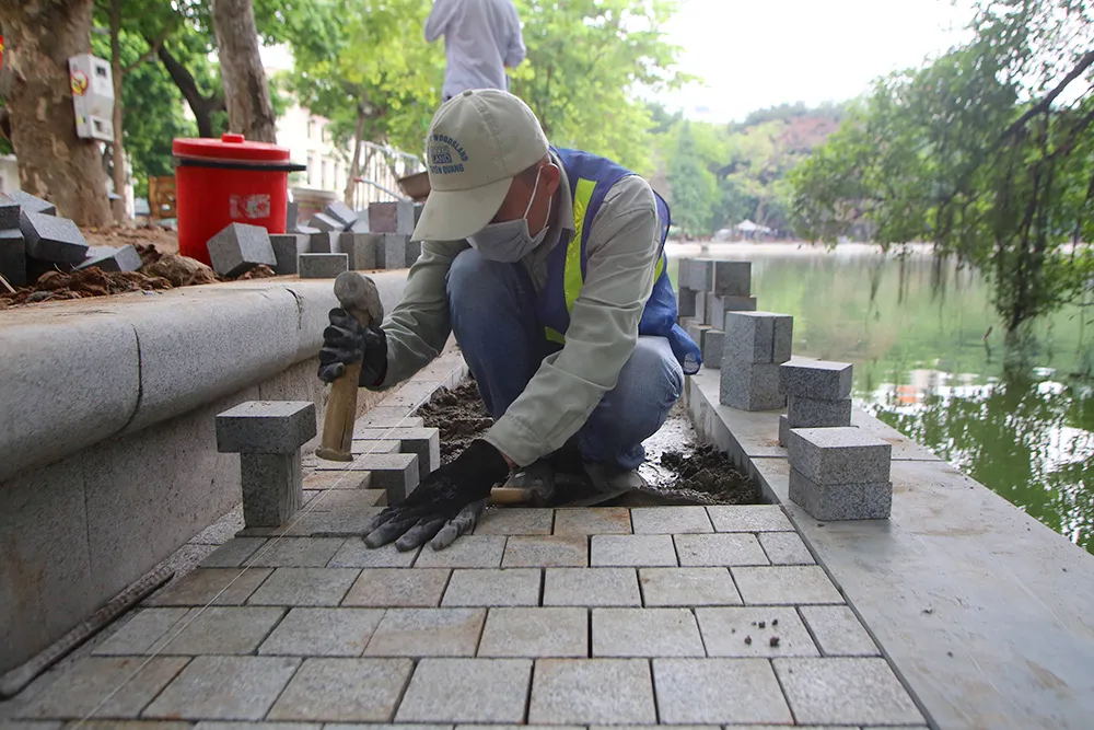 Công trình lát đá vỉa hè, chỉnh trang Hồ Gươm sắp về đích ảnh 5 Công trình lát đá vỉa hè, chỉnh trang Hồ Gươm sắp về đích ảnh 5