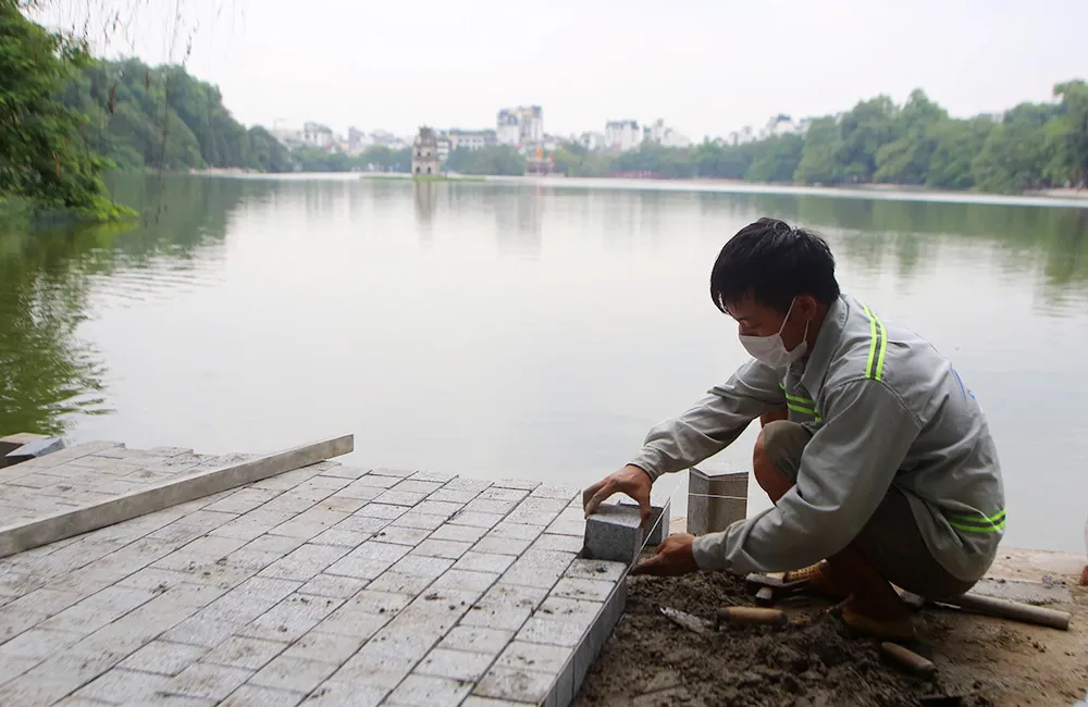 Công trình lát đá vỉa hè, chỉnh trang Hồ Gươm sắp về đích ảnh 4 Công trình lát đá vỉa hè, chỉnh trang Hồ Gươm sắp về đích ảnh 4