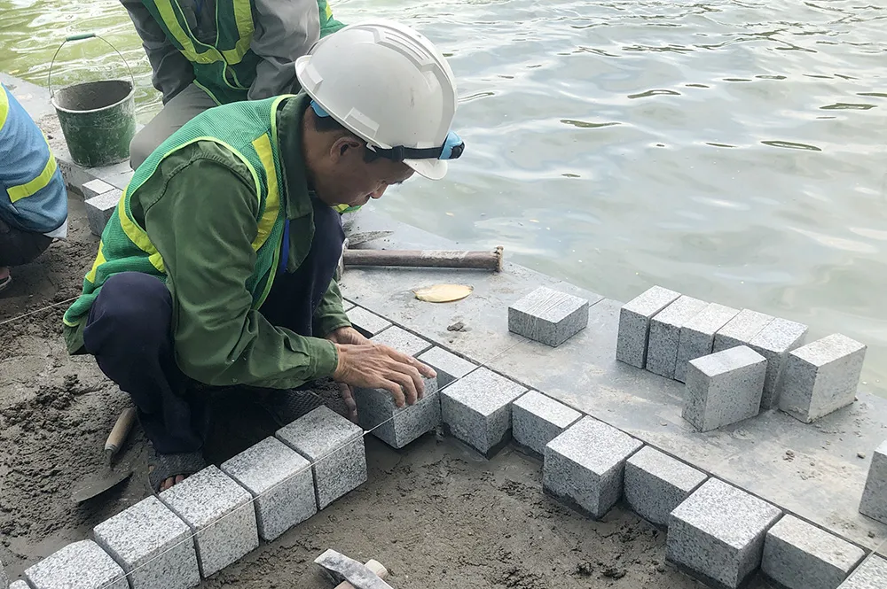 Công trình lát đá vỉa hè, chỉnh trang Hồ Gươm sắp về đích ảnh 3 Công trình lát đá vỉa hè, chỉnh trang Hồ Gươm sắp về đích ảnh 3