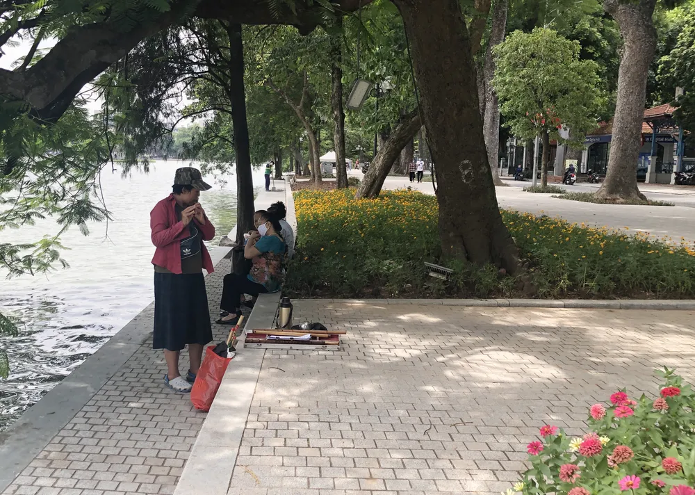 Công trình lát đá vỉa hè, chỉnh trang Hồ Gươm sắp về đích ảnh 7 Công trình lát đá vỉa hè, chỉnh trang Hồ Gươm sắp về đích ảnh 7